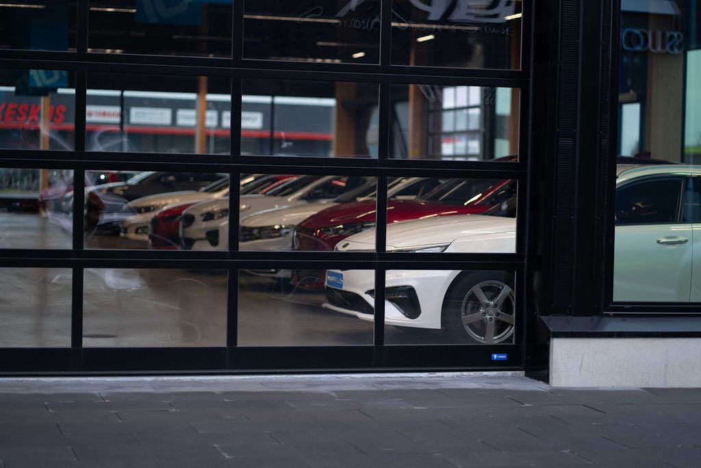 Användarvänliga och långvariga Turner Door industriportar installerade i bilbutikens nya lokaler